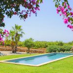 Ferienhaus Mallorca 6630 Garten mit Pool und Rasenfläche