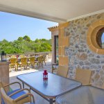 Ferienhaus Mallorca MA7420 Esstisch auf der überdachten Terrasse