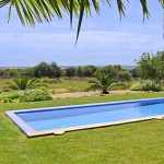 Luxus Ferienhaus Mallorca 5641 Rasenfläche um den Pool