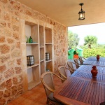 Ferienhaus Mallorca behindertengerecht MA5320 überdachte Terrasse mit Esstisch (2)