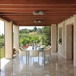 luxus-ferienhaus-mallorca-ma5150-uberdachte-terrasse-mit-esstisch
