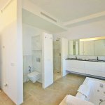Villa Mallorca MA4167 Badezimmer mit Wanne und Dusche