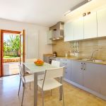 Luxus-Finca Mallorca MA3350 Küche mit Zugang zur Terrasse