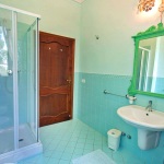 Ferienhaus Toskana TOH601 - Badezimmer mit grünem Spiegel