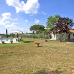 Ferienhaus Toskana TOH601 - Rasenfläche mit angrenzendem Pool