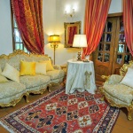 Ferienhaus Toskana TOH601 - Wohnraum mit goldverzierten Möbel