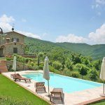 Ferienhaus Toskana TOH212 Pool mit Liegen und Sonnenschirmen