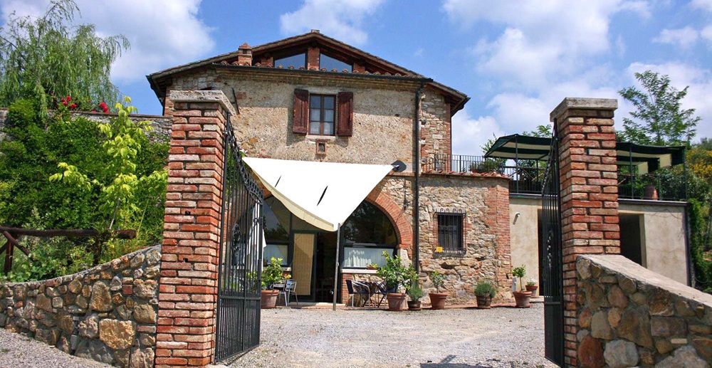 Ferienhaus Toskana mit privatem Pool - Tor mit Auffahrt zum Haus