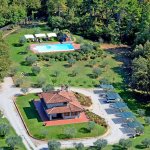 Ferienhaus Toskana TOH429 Blick auf das Grundstück mit Pool