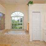 Villa Florida FVE46275 Badezimmer mit Wanne und separater Dusche