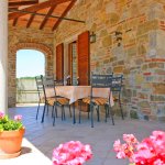 Ferienhaus Toskana TOH315 überdachte Terrasse mit Esstisch
