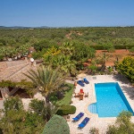 Ferienhaus Mallorca MA2210 - Blick auf das Grundstück mit Haus und Pool