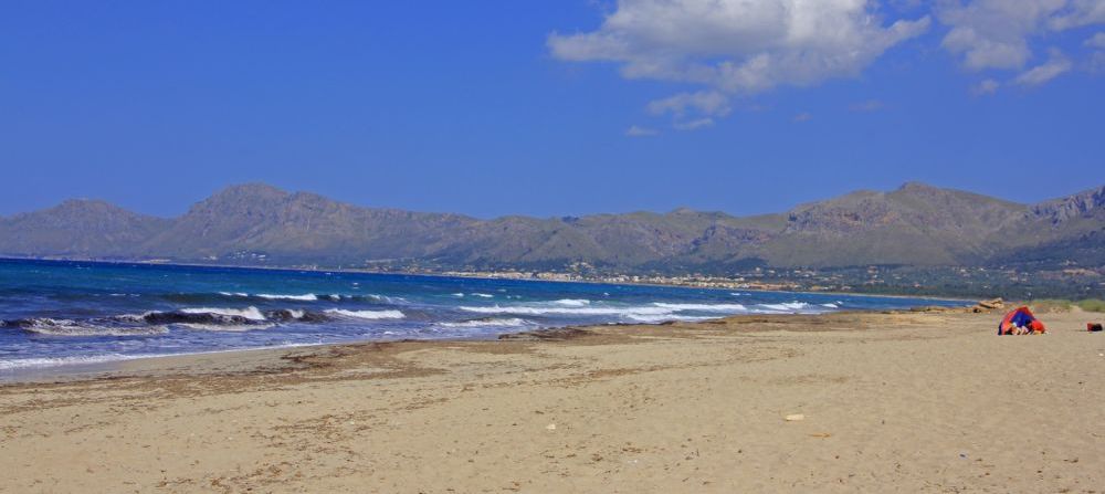 Der Strand von Son Serra de Marina