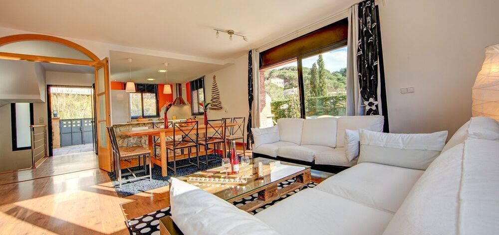 Costa Brava Ferienhaus mit Pool für 8 Personen - Wohnraum
