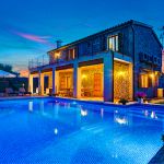 Ferienhaus Mallorca MA43462 mit beleuchtetem Pool am Abend