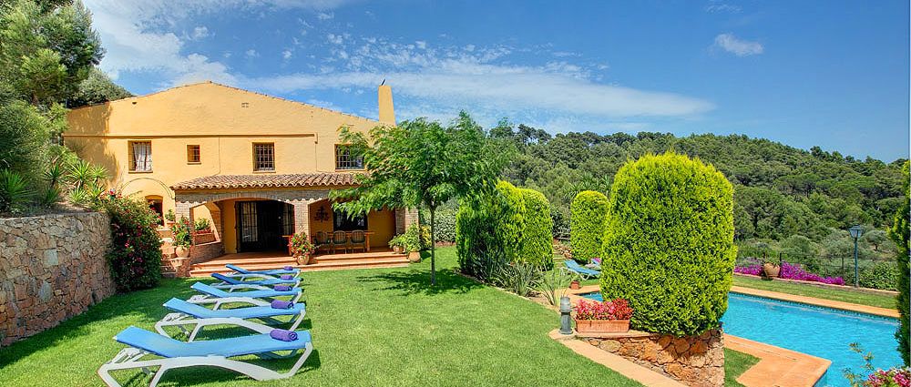 Ferienhaus Costa Brava für 8 Personen mit Sonnenliegen im Garten