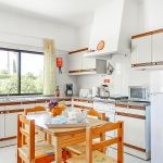 Ferienhaus-Algarve-ALS3017-Küche-mit-Tisch