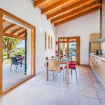 Ferienhaus-Mallorca-MA3612-Küche-mit-Zugang-zur-Terrasse