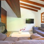 Luxus-Finca Mallorca MA6480 Wohnraum mit Kaminofen und TV