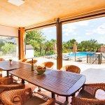 Ferienhaus Mallorca behindertengerecht MA5320 Esstisch mit Blick auf den Pool