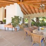 Finca Mallorca MA5380 überdachte Terrasse mit Gartenmöbel