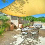 Luxus Finca Mallorca MA3260 Gartentisch unter Sonnensegel