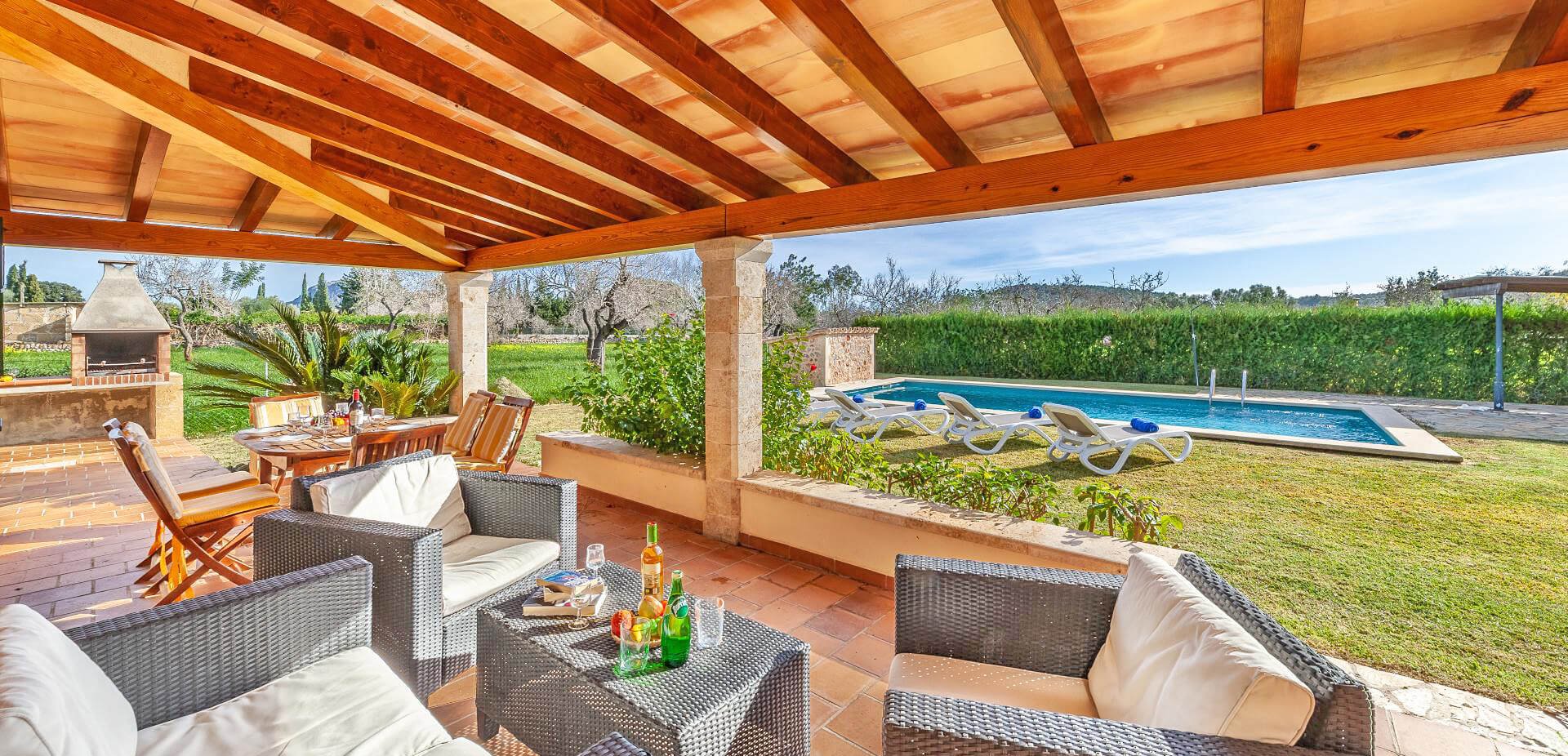 Ferienhaus Mallorca mit Pool und Internet für 6 Personen auf schönem Gartengrundstück.
