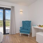 Luxus Ferienhaus Mallorca MA3996 Sessel im Schlafraum