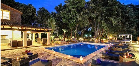 Mallorca Nordküste – Luxus Finca Pollensa 4345 mit Pool in schönem Garten für 8 Personen mieten. An- und Abreisetag Samstag, Nebensaison flexibel auf Anfrage – Mindestmietzeit 1 Woche.